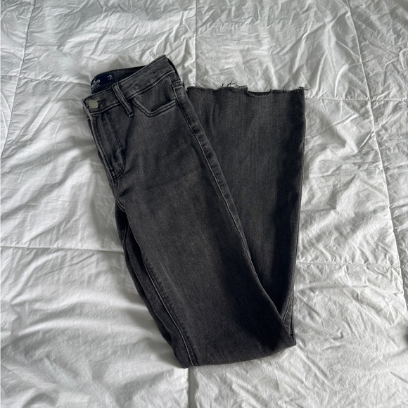 HOLLISTER ULTRA HIGH-RISE LIGHT WASH BLACK FLARE JEANS SIZE 1 REGULAR 25 WAIST - Picture 1 of 12